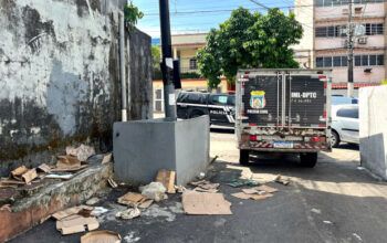 Corpo de homem é encontrado enrolado em lona preta no Centro de Manaus