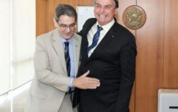 Depois que Roberto Jefferson atirou contra a Polícia Federal Bolsonaro mente e diz não ter foto com ele