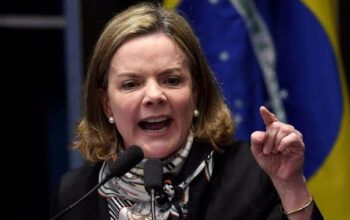 "Depravado criminoso", diz Gleisi Hoffmann, após fala pedófila de Jair Bolsonaro