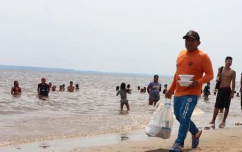 Ossada humana é encontrada por banhistas na Praia da Ponta Negra