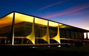 Alegando ameaça à segurança, governo Bolsonaro "apaga" e manda formatar computadores do Planalto