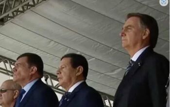 Após reclusão, Bolsonaro participa de evento militar no Rio de Janeiro