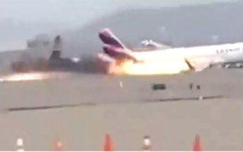 Avião bate em veículo e pega fogo na pista. Duas pessoas morreram (vídeo)