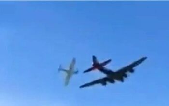 Aviões se chocam e explodem em show aéreo no Texas, EUA (imagens fortes)