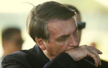 Derrotado e isolado, Bolsonaro desaparece e publica 20 vezes menos nas redes sociais