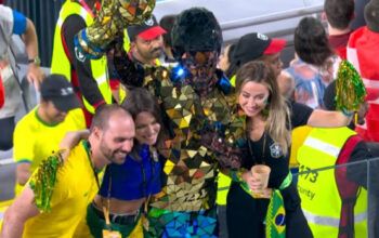 Eduardo Bolsonaro viu Brasil da área VIP com buffet de luxo, turma e bebida