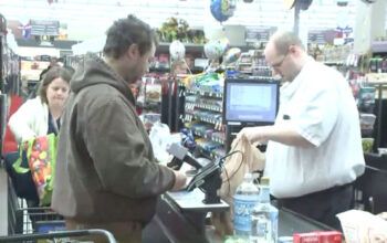 Equipe de Lula avalia dar aumento real do salário mínimo ainda mais elevado no primeiro ano de governo