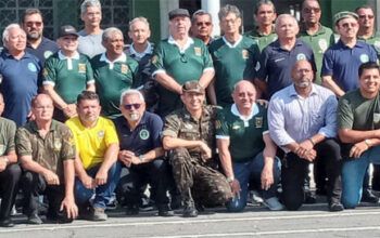 Ex-alunos do NPOR são recepcionados pelo comandante do 1º BIS no Dia da Bandeira