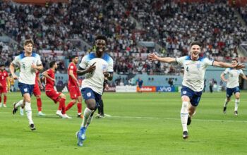 Inglaterra faz 3 gols em 10 minutos e massacra Irã na estreia na Copa
