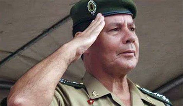 Internauta apelida Mourão e 'Paquita da Ditadura' bomba nas redes