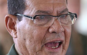 Mourão publica artigo no Estadão em que defende manifestações golpistas de bolsonaristas