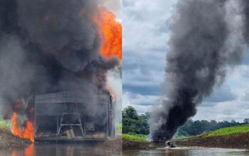 Polícia Federal destrói balsa de garimpo ilegal entre os entre os municípios de Carauari e Itamarati