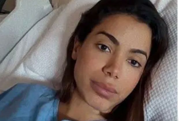 Anitta faz live em hospital para falar da saúde e tranquilizar fãs: “Não estou mal”