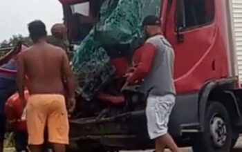Caminhão colide de frente com um micro-ônibus na AM 070 na Estrada Manuel Urbano e deixa duas pessoas feridas