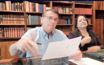 A última live - Bolsonaro chora se desculpa com apoiadores por não ter conseguido dar um golpe (assista)