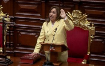 Dina Boluarte, que era a vice-presidente de Pedro Castillo, assumiu a presidência do Peru nesta quarta-feira (7).