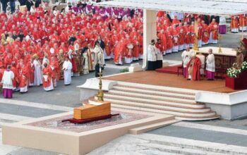 Católicos se despedem de Bento XVI em funeral com milhares de pessoas no Vaticano