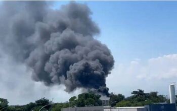 Galpão de carga pega fogo no Aeroporto do Galeão, no Rio de Janeiro