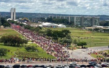 Apoiadores chegam à Esplanada para a posse de Lula