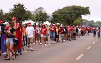 Apoiadores de Lula formam filas quilométricas para acompanhar posse em Brasília