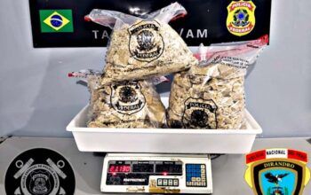Colombiano da narcoguerrilha e três brasileiros são presos pela PF com 21 kg de pasta base de cocaína em Tabatinga