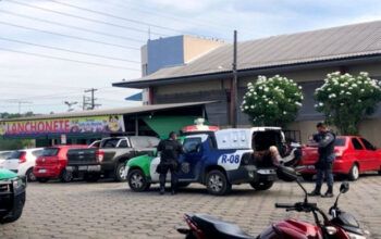 Corpo é encontrado em campo de futebol enrolado em lençol