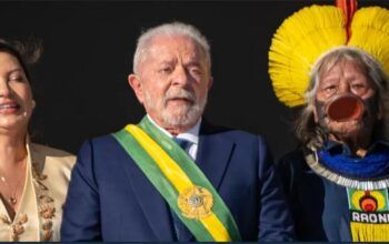 Criança, indígena, negro, mulher, operário e pessoa com deficiência: quem são as pessoas que passaram a faixa para Lula