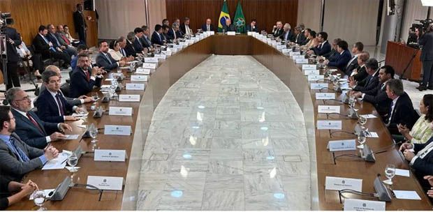 Governadores se unem no Palácio do Planalto para condenar atos golpistas