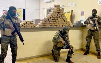 Homens são presos com mais de 100 quilos de cocaína em mochilas no interior de carro