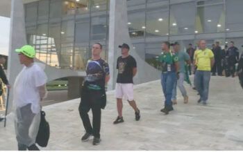 Invasores descem rampa do Palácio do Planalto algemados