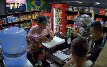 "Ladrão bonzinho" faz arrastão em loja e na saída diz: "Me desculpa tia, tá (vídeo)