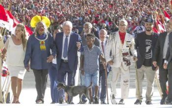 Lula sobe a rampa do Palácio do Planalto e recebe a faixa das mãos do povo brasileiro