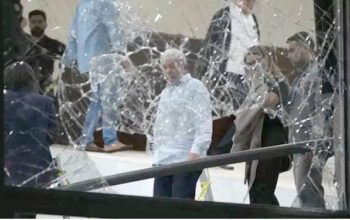 Lula vai ao Palácio do Planalto e vê de perto destruição causada por terroristas bolsonaristas