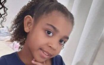 Menina de 10 anos morre baleada enquanto brincava na porta de casa