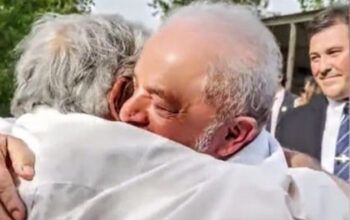 O emocionante e histórico abraço de Lula e Pepe Mujica no Uruguai