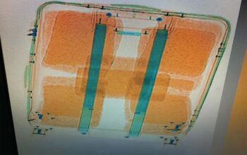 Polícia Federal prende mulher no Aeroporto Eduardo Gomes com 11 kg de maconha do tipo skunk