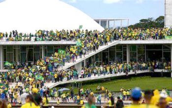 Prédios dos Três Poderes são esvaziados após invasão bolsonarista