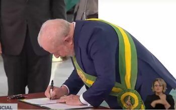 Primeiro ato: Lula garante R$ 600 ao Bolsa Família e revoga vários decretos de Bolsonaro