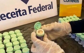 Receita Federal apreende 95 frascos da droga MDMA, utilizada na fabricação de ecstasy