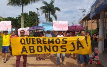 Servidores da educação de Beruri vão às ruas para reivindicar sobras do Fundeb