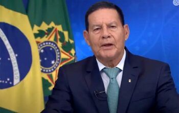 Silêncio de lideranças criou “clima de caos” e deixou conta para Forças Armadas, diz Mourão