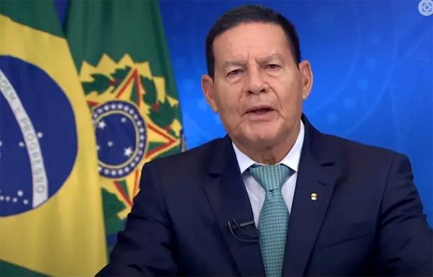 Silêncio de lideranças criou “clima de caos” e deixou conta para Forças Armadas, diz Mourão