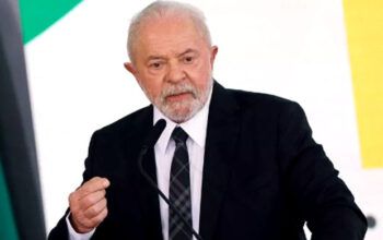 Lula vai ao Litoral de SP e coloca governo à disposição para atuar nas áreas afetadas pelas chuvas