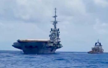 Marinha afunda o porta-aviões desativado São Paulo