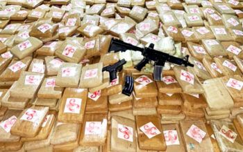 Colombianos são presos por tropas do CMA com quase 4 toneladas de cocaína, arma e munição no Japurá