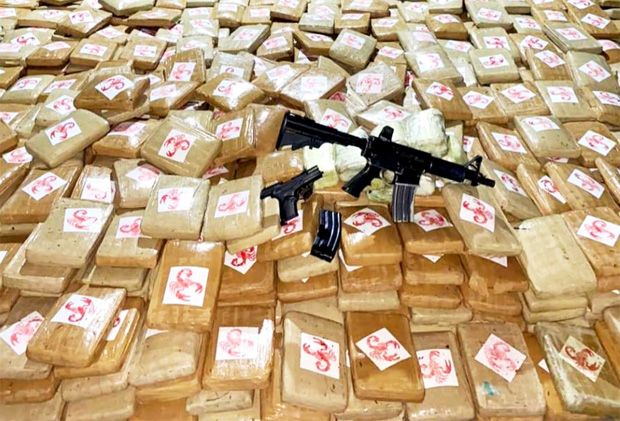 Colombianos são presos por tropas do CMA com quase 4 toneladas de cocaína, arma e munição no Japurá