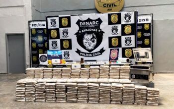 Denarc apreende 300 kg de pasta base de cocaína no Coroado; dois homens são presos