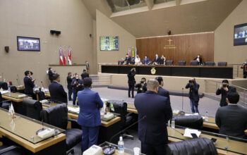 Deputados correm para aprovar título de cidadã à Michelle Bolsonaro enquanto famílias são soterradas em Manaus