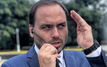 Carlos Bolsonaro deixa as redes do pai e se autoelogia em perfil apócrifo após: "perda irreparável"