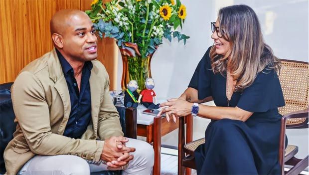 Cezar Black é recebido por Janja na cerimônia de assinatura do piso salarial da enfermagem